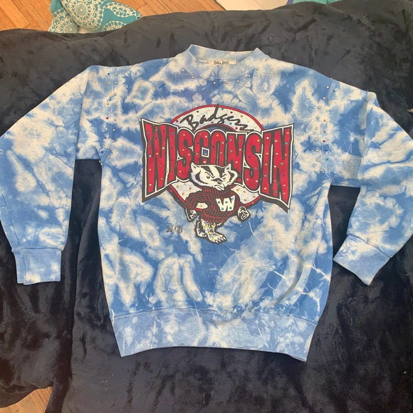 Bella Dahl Tops - 90’s BELLA DAHL BEDAZZLED COLLEGE LOGO WISCONSIN BADGERS SWEATSHIRT
